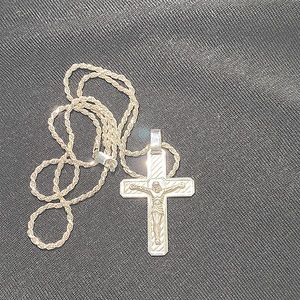 925 italy necklace with 925 italy cross it look’s gold in picture but its not